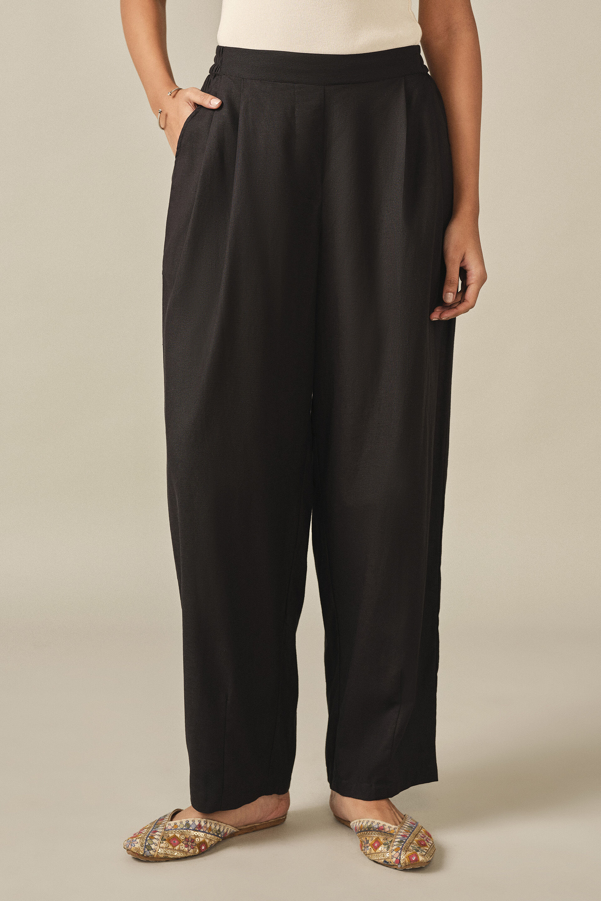 Relaxed Pants in Black